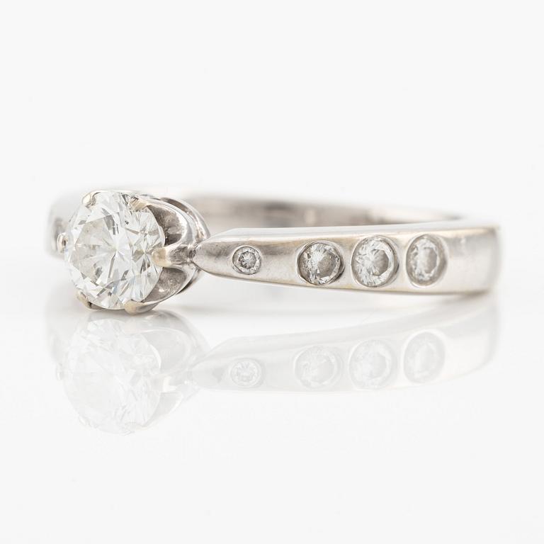 Ring 18K vitguld med briljantslipad diamant.