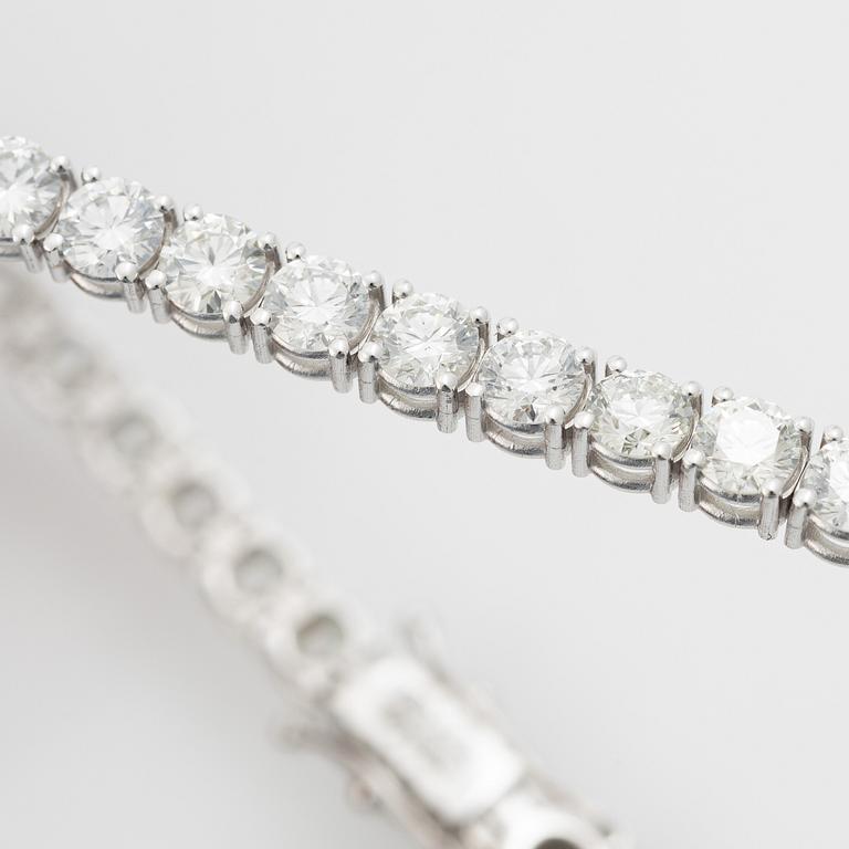 Tennis bracelet 18K white gold with round brilliant-cut diamonds, a total of 6.42 ct.