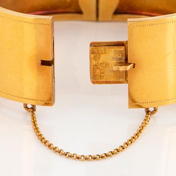 Armring 18K guld med en fasettslipad safir.