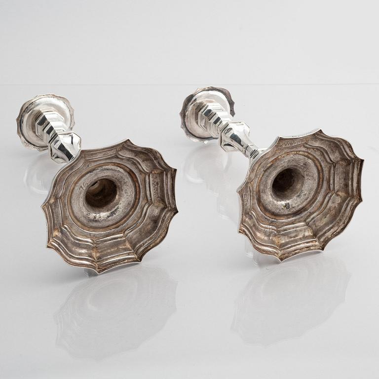 Jonas Thomasson Ronander, ljusstakar, ett par, silver, Stockholm 1754. Senbarock.
