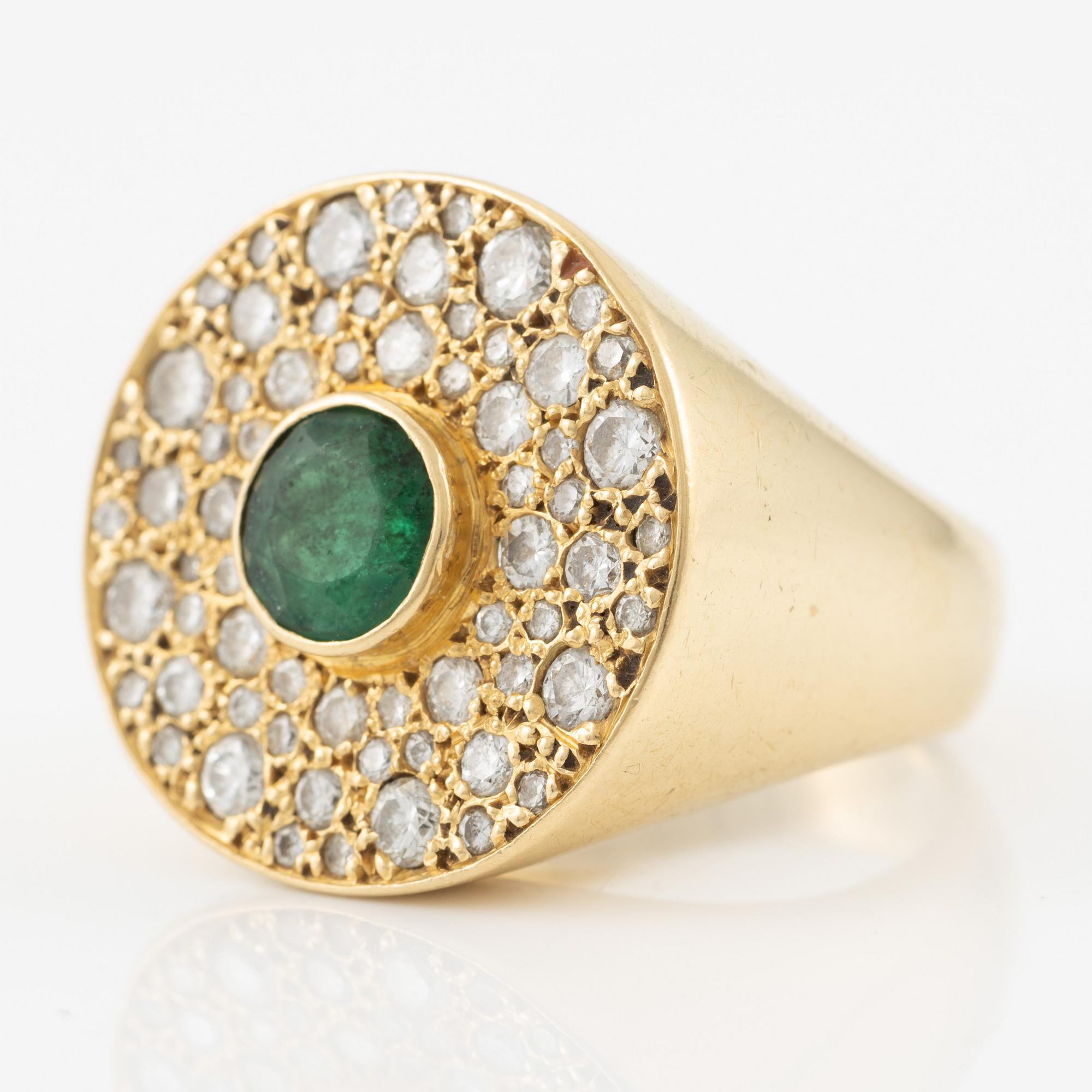 Ring, 18K gold with emerald and brilliant-cut diamonds.