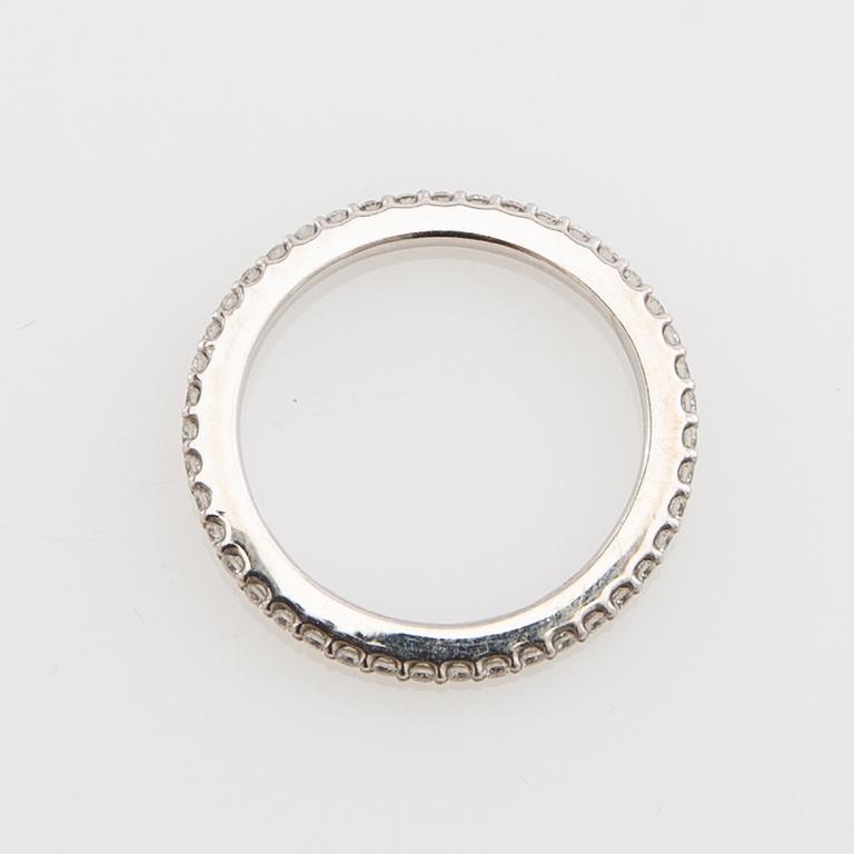 Ole Lynggaard, alliance ring, 18k white gold with brilliant-cut diamonds.