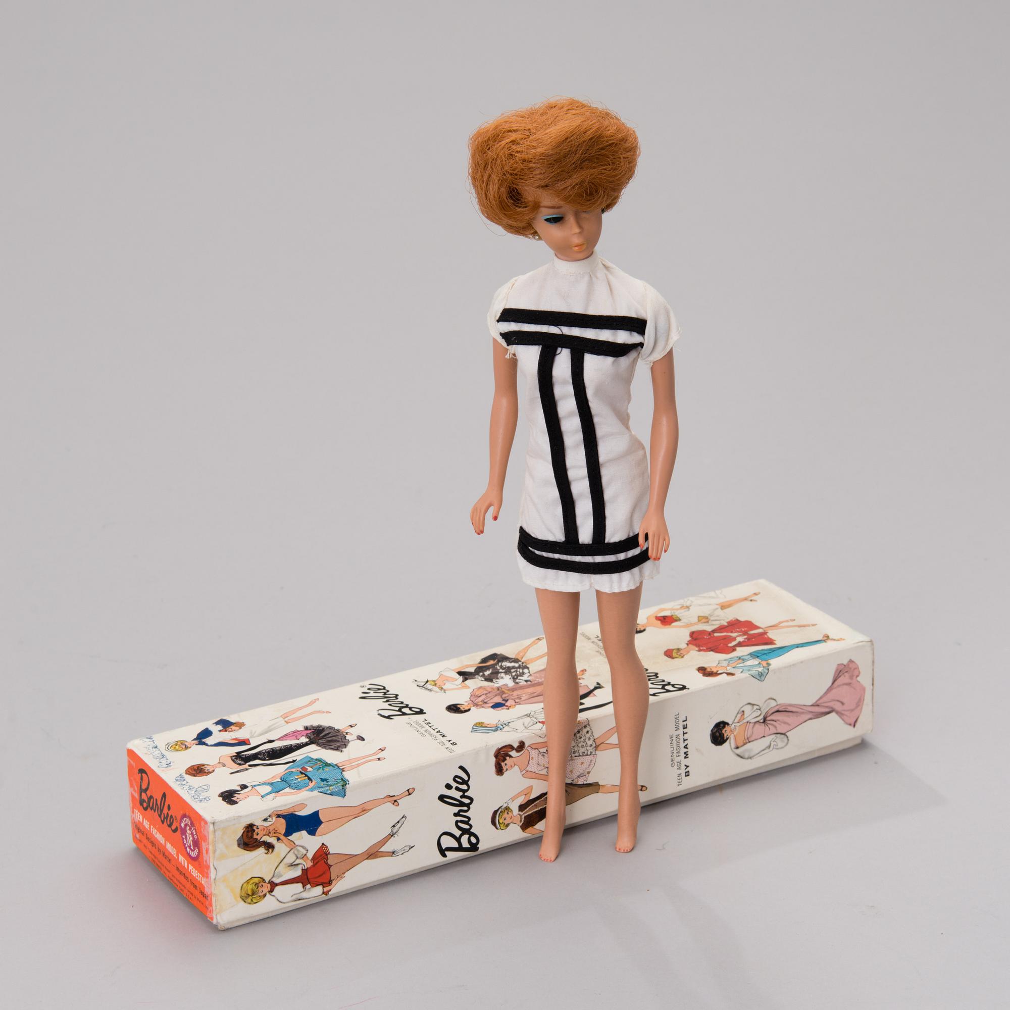 Barbie doll 'Midge' and two sets of clothes, one for Barbie and one for Ken. Mattel, 1960-tal.