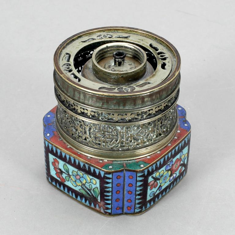 SPRITBRÄNNARE, silver och cloisonné, Kina, 1800/1900-tal.