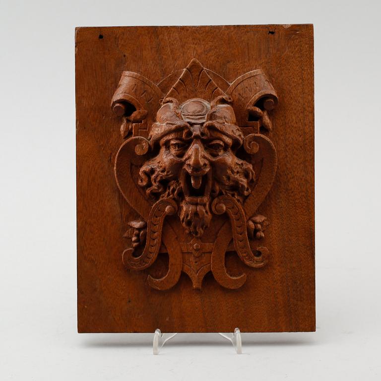 VÄGGRELIEF, 1900-talets första hälft.