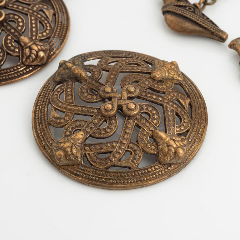 Kalevala, samling smycken, två halsband, brosch samt örhängen, brons, Finland.