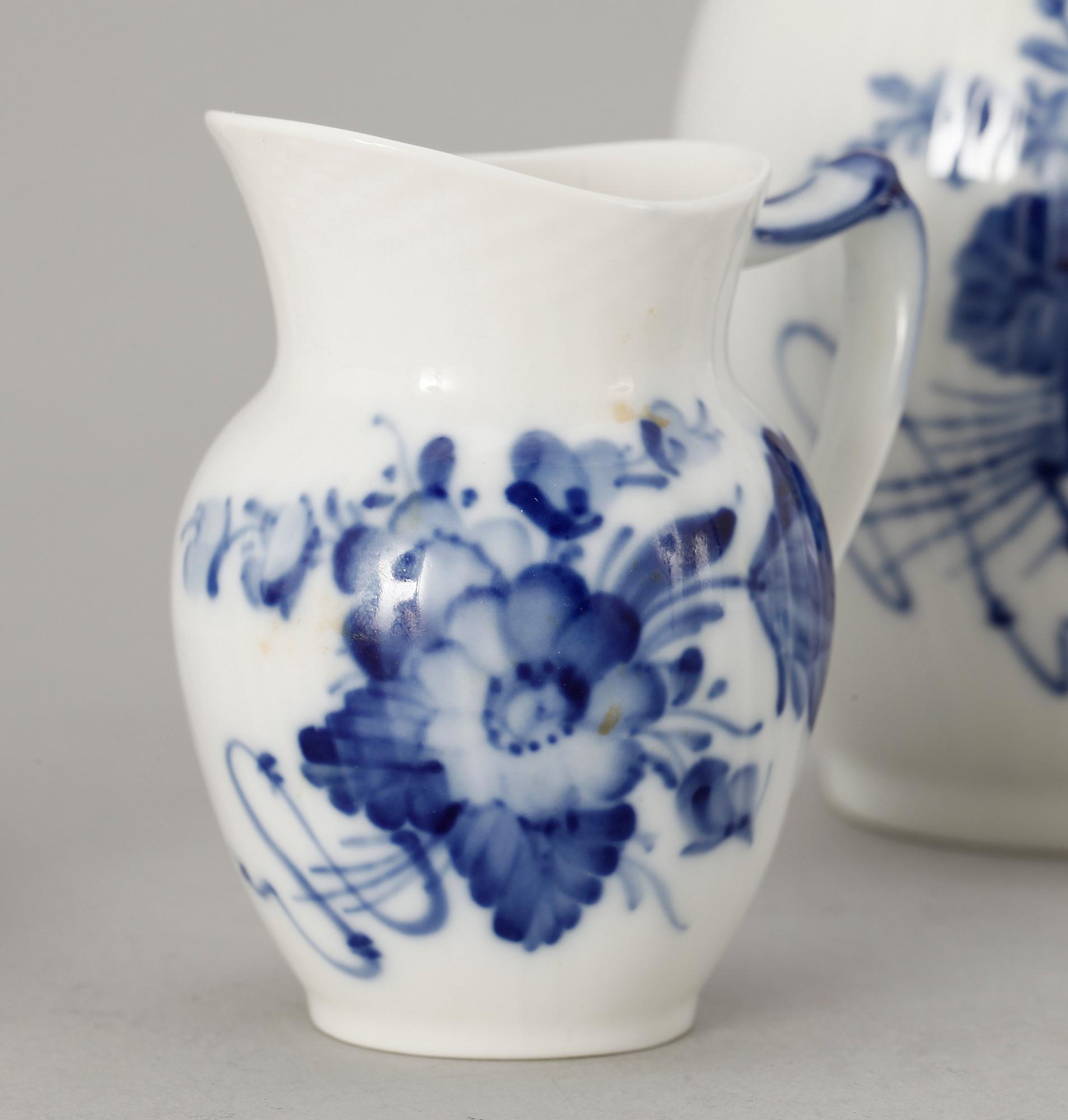 MAT- KAFFE- SAMT TESERVISDELAR, 84 delar, porslin, "Blå blomst", Royal Copenhagen, 1900-tal.