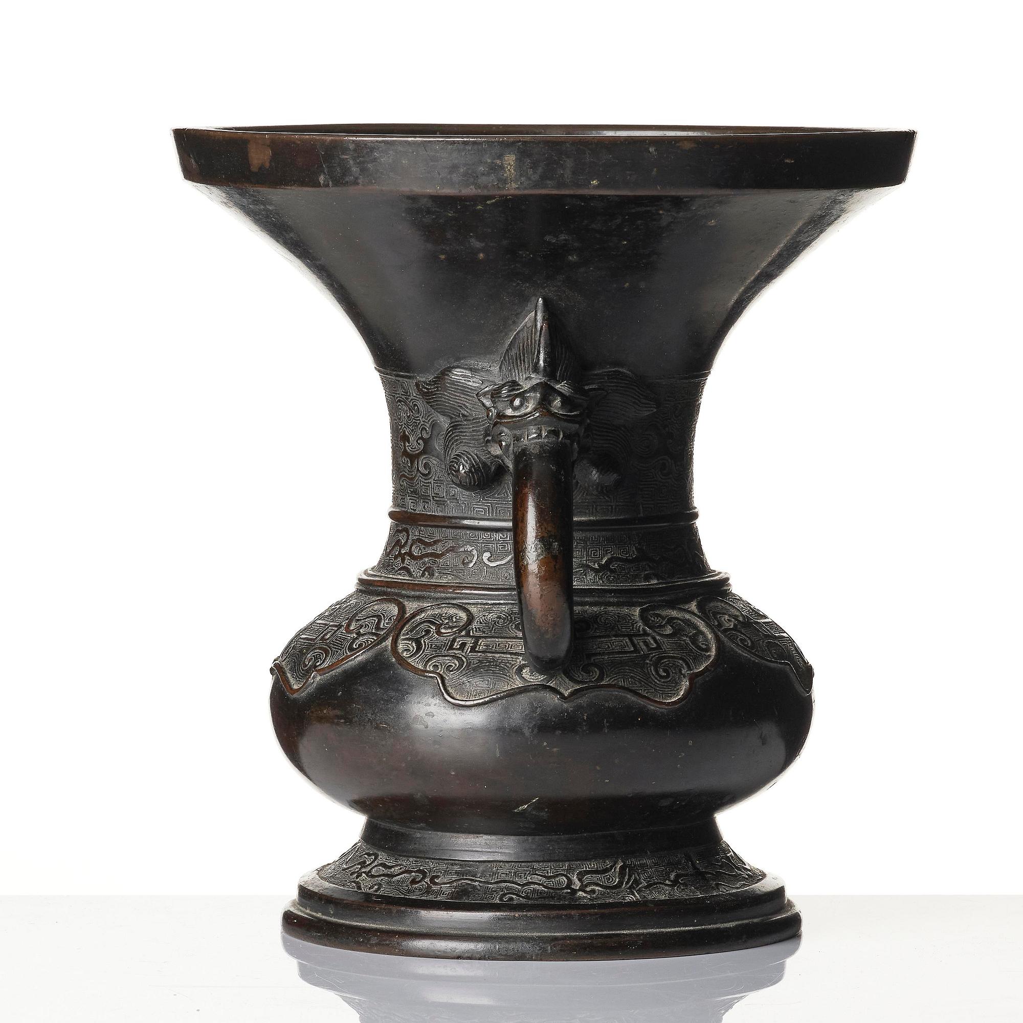 A large archaistic bronze vase, Zhadou, Qing dynasty.