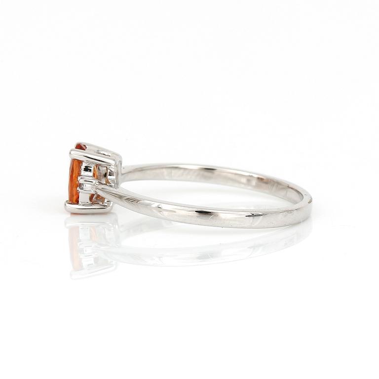 RING, 9K vitguld med ovalslipad orange safir, ca 0,44 ct samt diamanter, tot ca 0,01 ct. Total vikt ca 1,12 g.