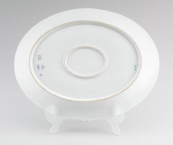 SERVERINGSFAT, 2 st, porslin, "Musselmalet", Royal Copenhagen.