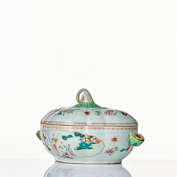 Terrin med lock och fat, oval, famille rose, Kina, 1700-tal.