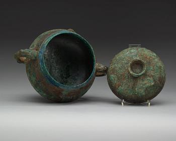 KÄRL med LOCK, gui,  brons. Troligen sen Shang dynastin (ca 1500-1040 f.Kr)/tidig Zhou dynastin (1040-256 f.Kr.).