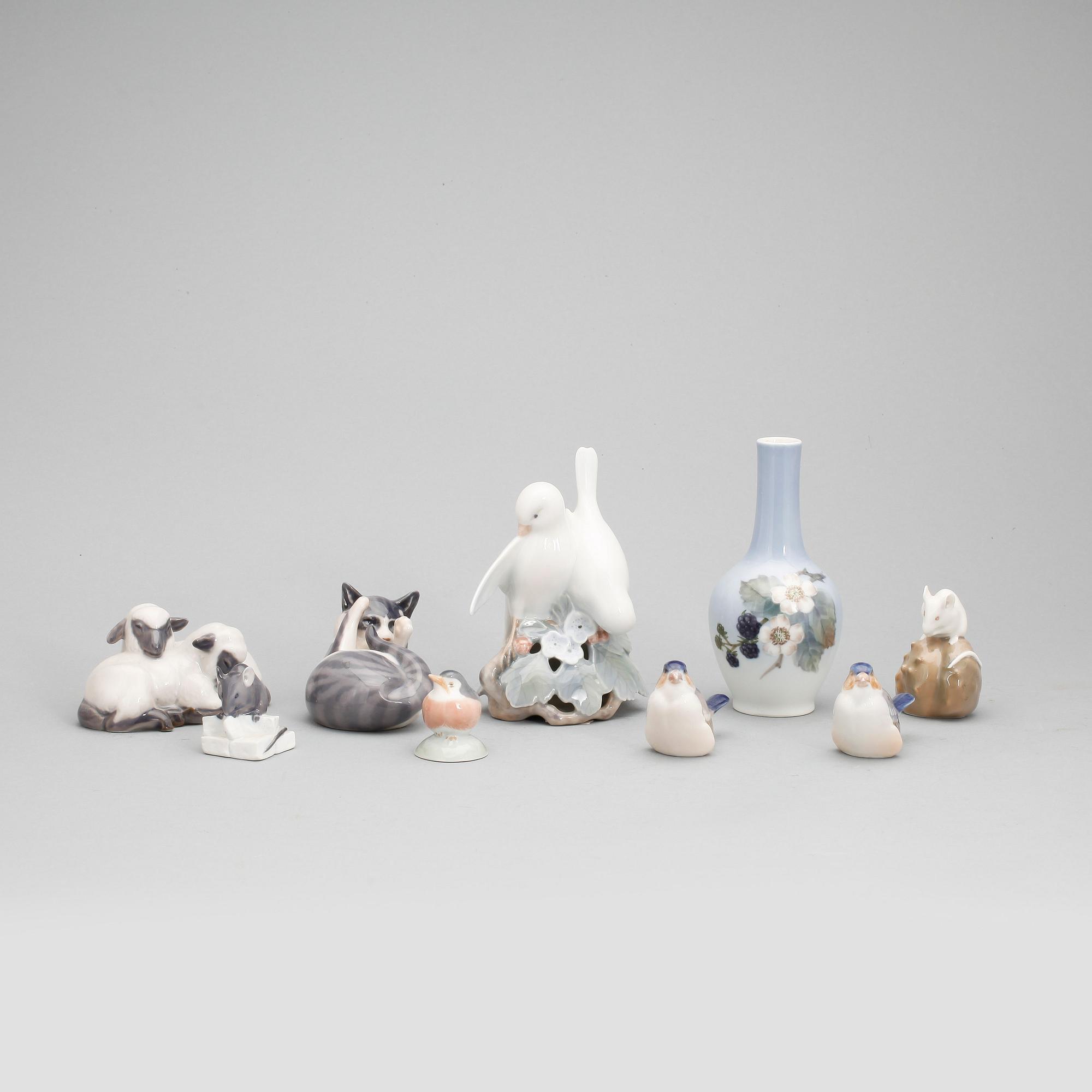 FIGURINER, 9 st samt VAS, porslin, Royal Copenhagen, Danmark.