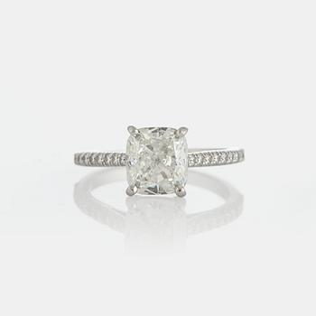 956. Tiffany ring "Novo" med en cushionformad briljantslipad diamant 2.29 ct kvalitet G vs1.