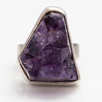 Helge Narsakka,  silver ring with an amethyst. For Kaunis koru. Lahti 1963.