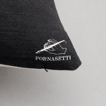 Piero Fornasetti, kuddar, ett par, "Fornasetti", FDD, saluförda av Firma Svenskt Tenn.