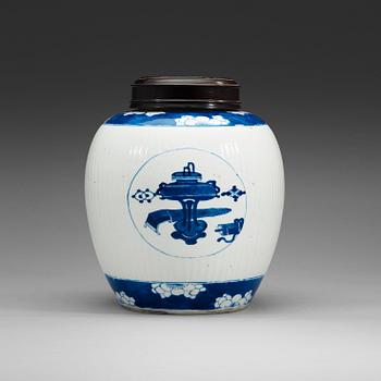 A blue and white jar, Qing dynasty, Kangxi (1662-1722).