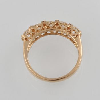 RING, 18K guld med 5 briljantslipade diamanter ca 1.15 ct. Vikt 3,7 gram.