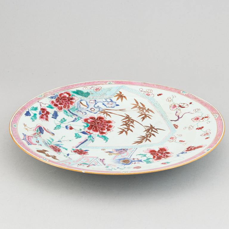 A large famille rose export porcelain dish, Qing dynasty, Yongzheng.