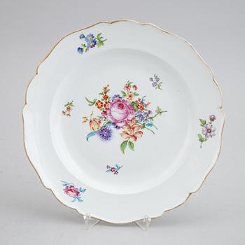 A group of 17 porcelain dishes. Meissen, punktzeit (1756-1773) and Marcolinis period (1774-1814).