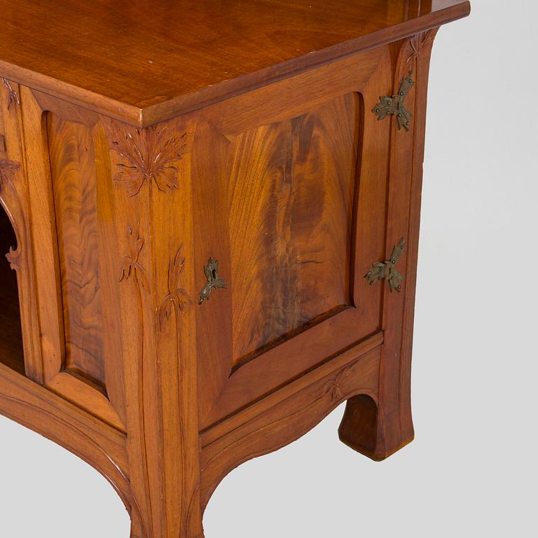 Karl Tirén, An Art Nouveau mahogany cabinet by A.B Naeslunds Möbelfabrik, Umeå, Sweden, approx. 1901.