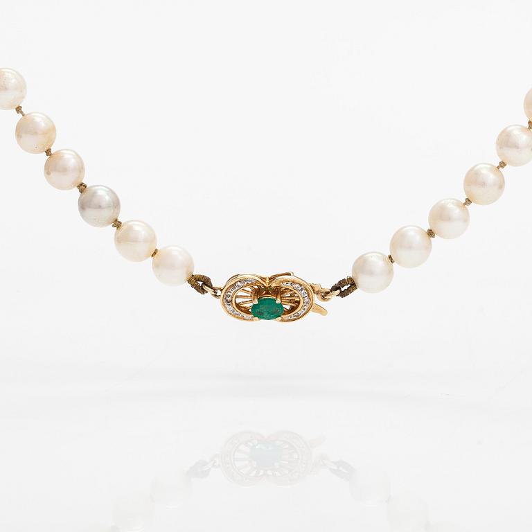 Pärlcollier, odlade pärlor, lås 18K guld med smaragd och små diamanter.