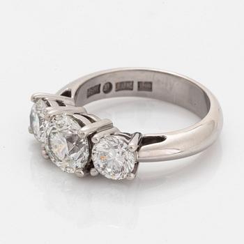 An 18K white gold ring set with round brilliant-cut diamonds.
