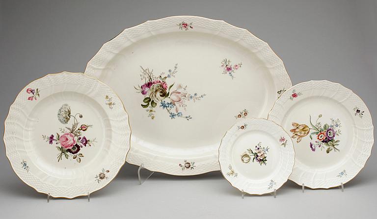 MATSERVISDELAR, 64 st, porslin, "Friesenborg", Royal Copenhagen.