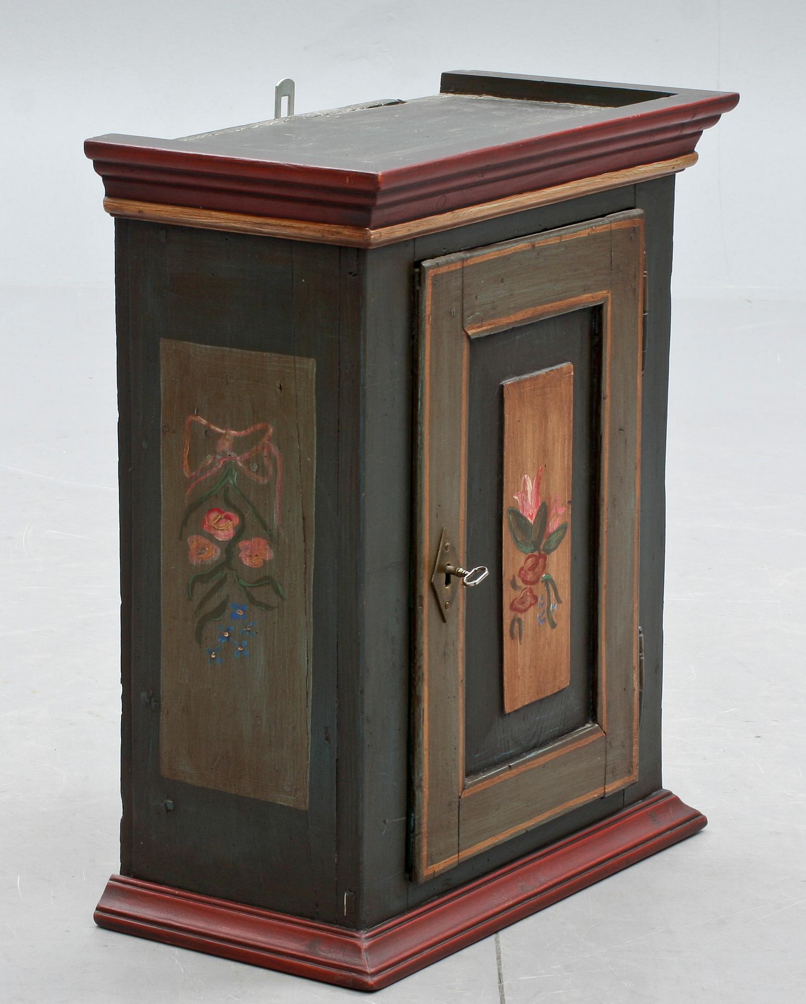 HÄNGSKÅP, allmoge, 1800-tal.