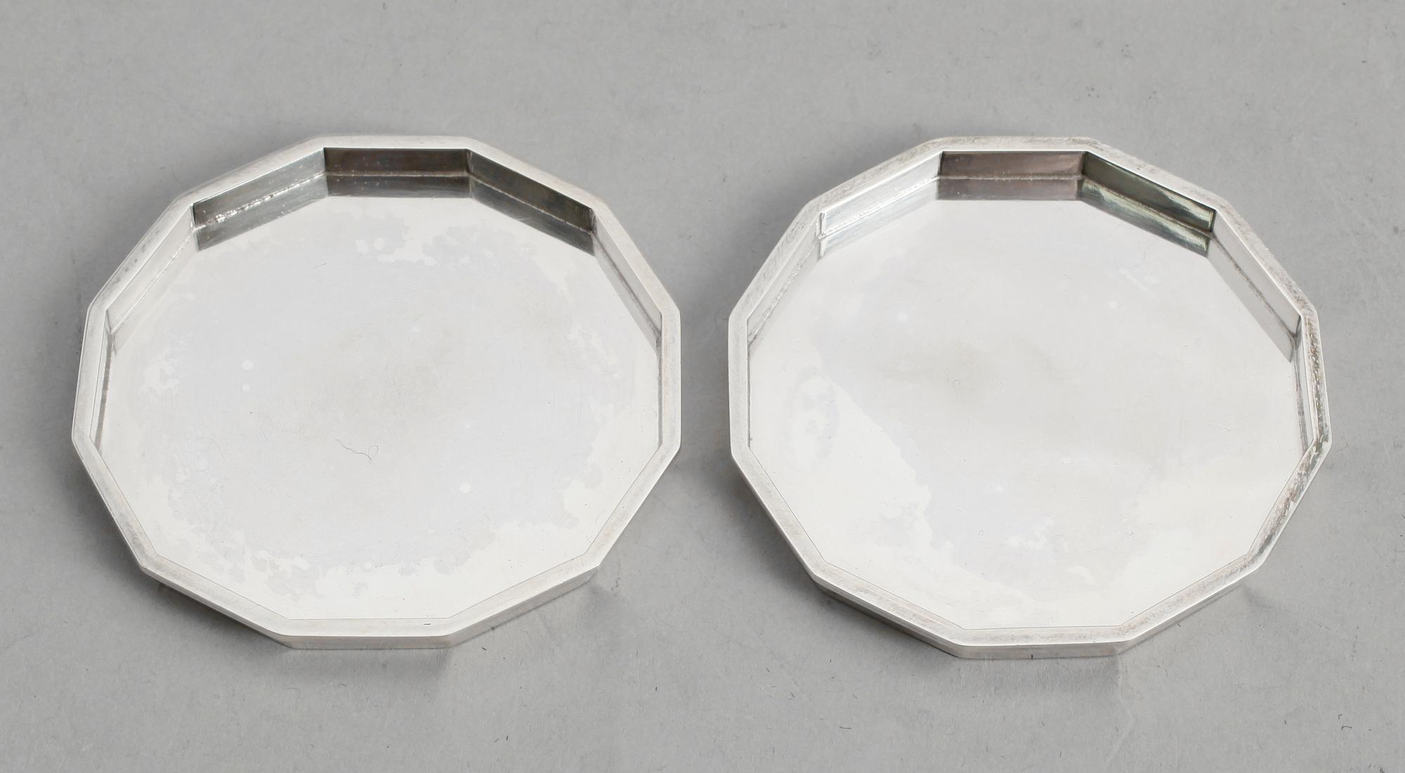 GLASUNDERLÄGG, 1 par, silver, Wiwen Nilsson, Lund 1972. Vikt ca 84 gram.