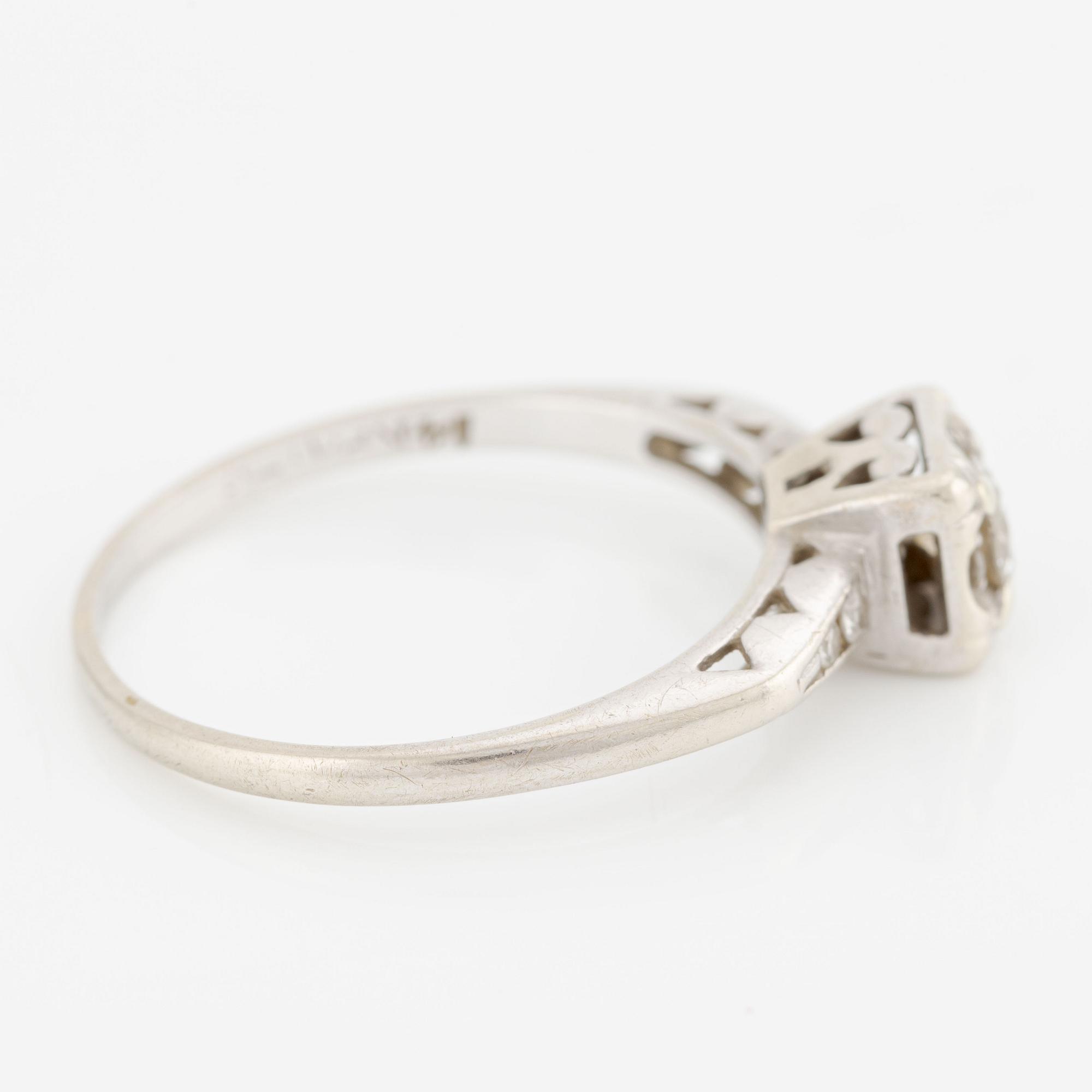 Ring 14K white gold with diamonds.