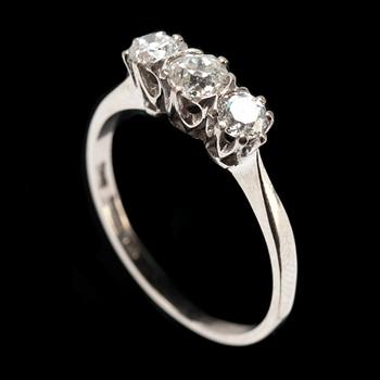 RING, 3 stenar. 18 k . Tot 0.53 ct. Briljantslipade diamanter. Vikt ca 2,3 g.