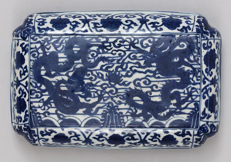 A blue and white 'dragon' box with cover, Ming dynasty with Wanli´s six character mark and of the period (1573-1619).