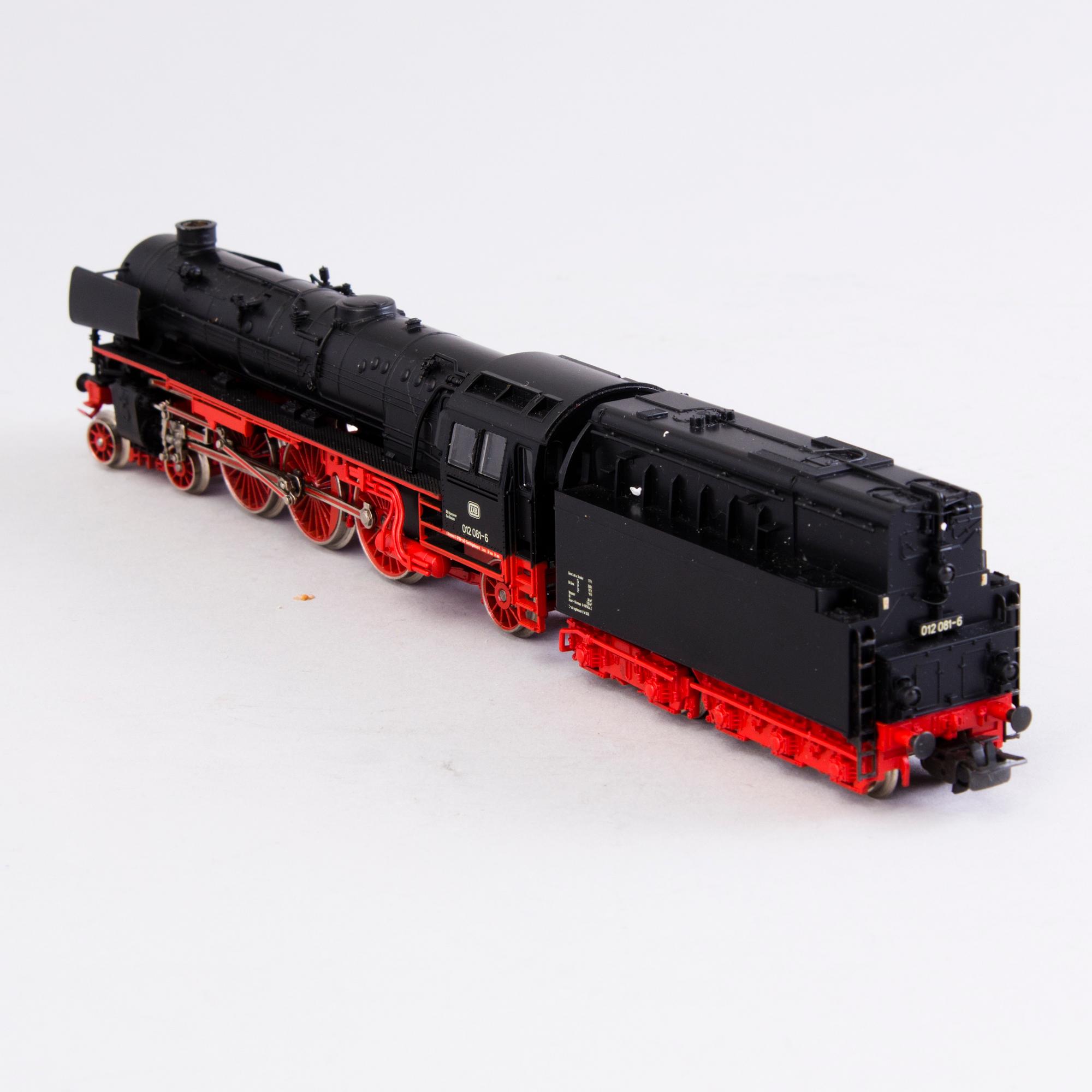 MÄRKLIN, sähkövetureita, 2 kpl ja vaunu, Saksa.