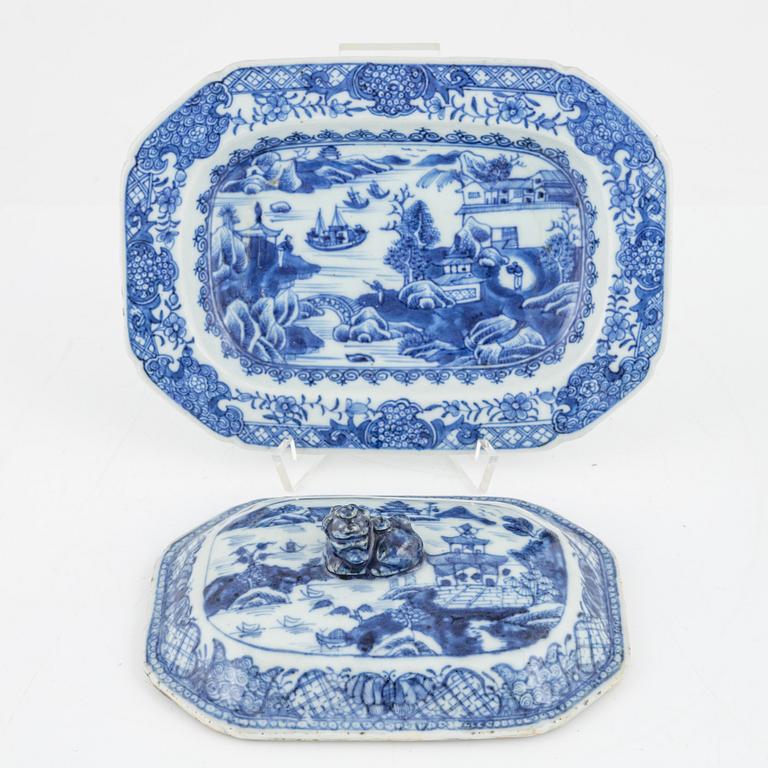 A Chinese blue and white porcelain butter terrine with lid and dish, Qing Dynasty, Qianlong (1736-1795).