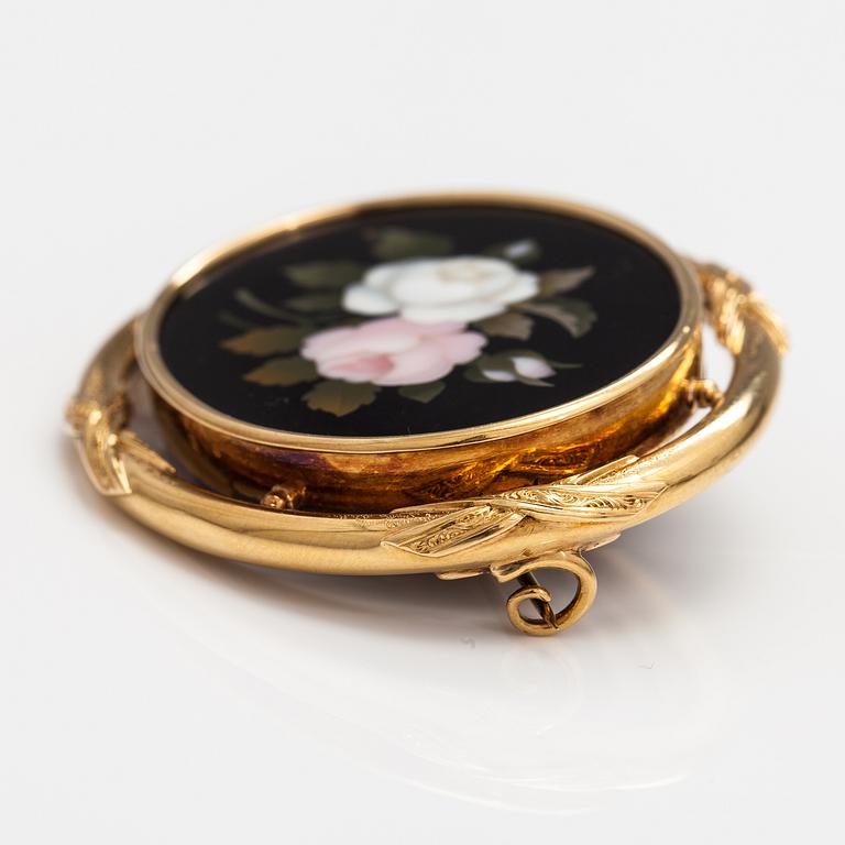 Roland/Otto Roland Mellin, Brosch, 18K guld, pietra dura. Helsingfors 1863.