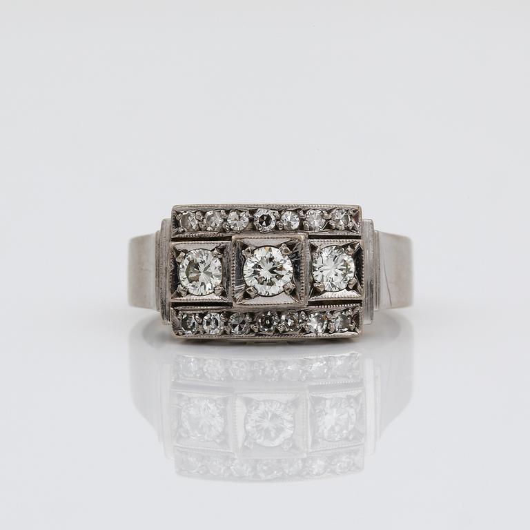 RING, 18K vitguld med olika slipade diamanter, tot ca 0,44 ct, Cesons, Göteborg, 1973. Vikt 5,23 g.