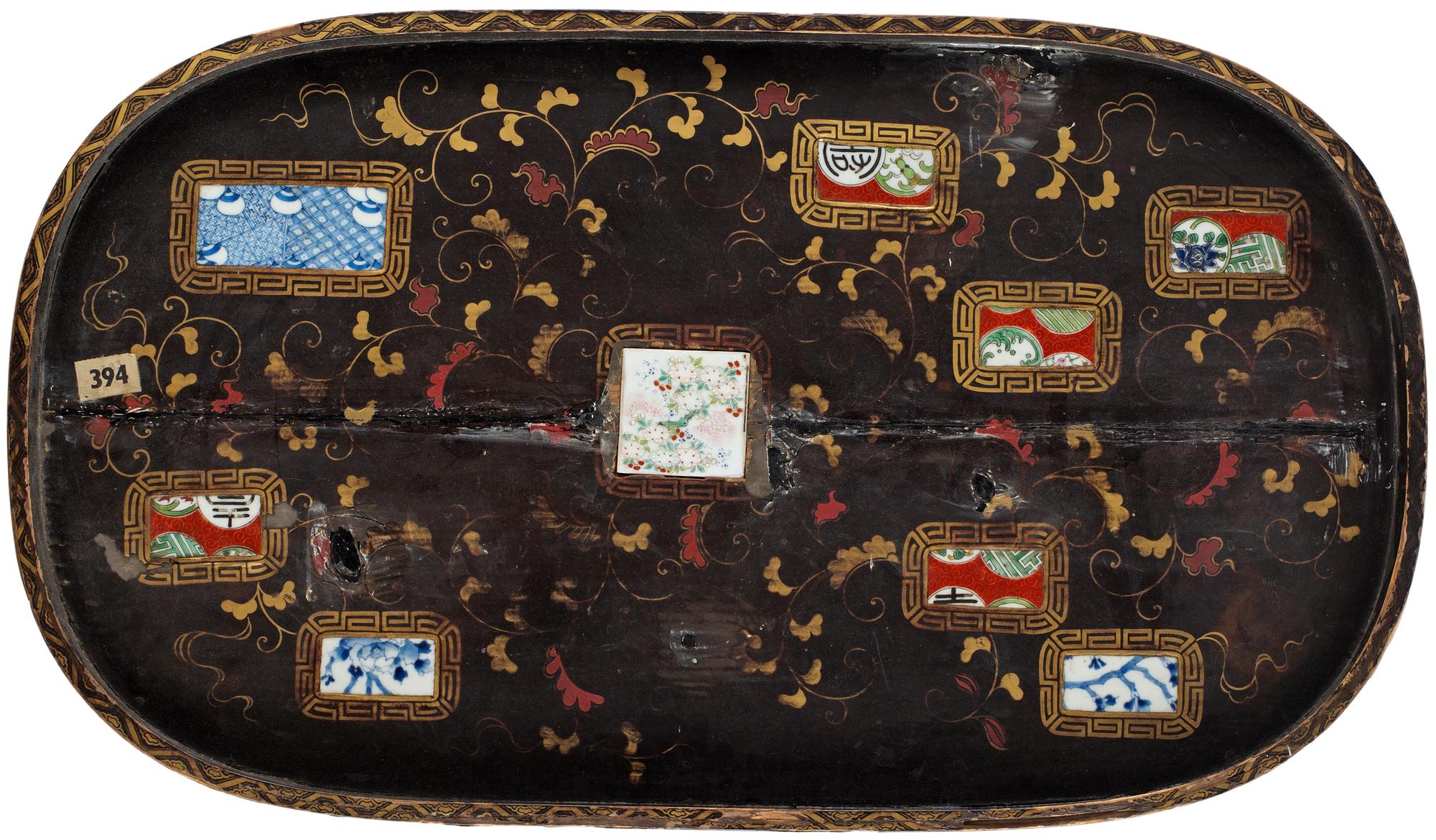 BRICKA,  trä, lack och porslin.  Japan sekelskifte 1900.