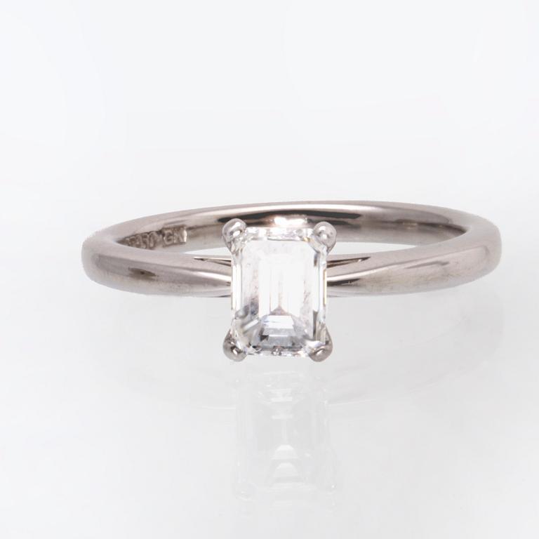 Ring platina med en smaragdslipad diamant 0,73 ct TW (G)/VS2, värderingsintyg Kaplans Stockholm 2020.