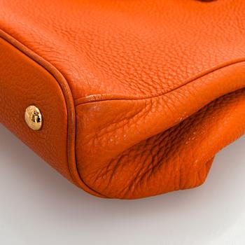 Prada, a 'Vitello Daino Tote' bag.