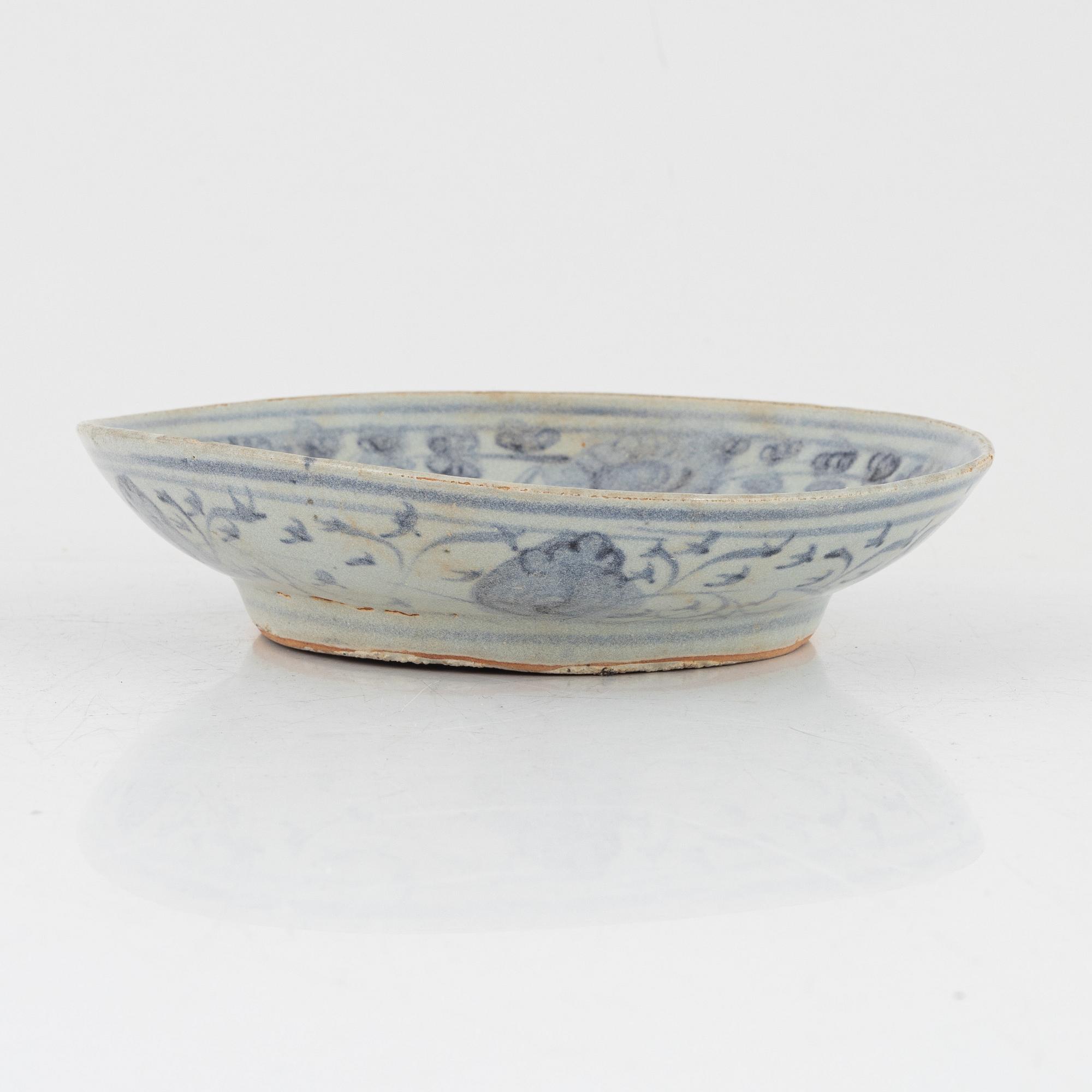 Five blue and white porcelain bowls, Ming dynasty (1368-1644).