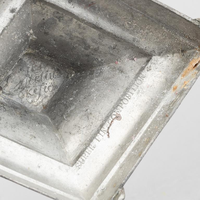 Kandelaber samt två ljusstakar, tenn, av Nils Justelius och Niclas Anström, Eksjo och Växjö, 1800-talets första hälft.