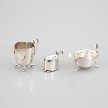 Seven pieces of English silver, different silver smiths, 1904-1936.