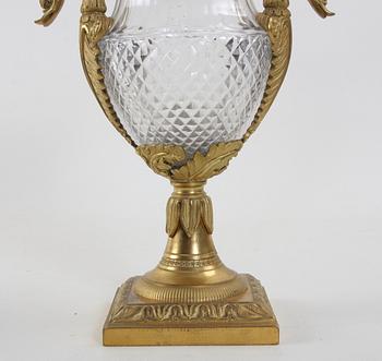 VAS PÅ FOT, glas och mässing, empire, 1800-talets första hälft.