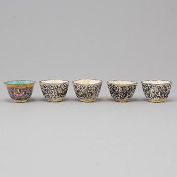 A chinese cloisonné tray, 20th century, and five enamel on copper cups, late 19th/early 20th century.