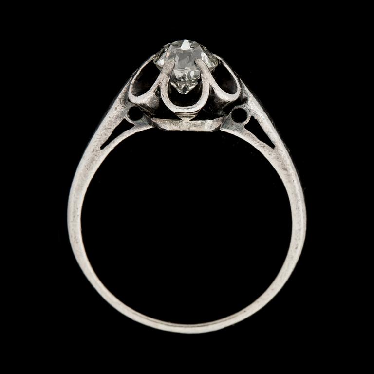 RING, vitmetall med gammalslipad diamant ca 0,60 ct. Vikt ca 2 g.