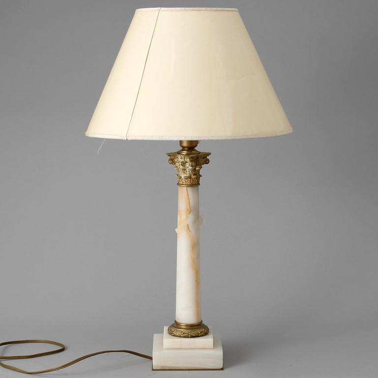 BORDSLAMPA, onyxmarmor, 1900-talets mitt.