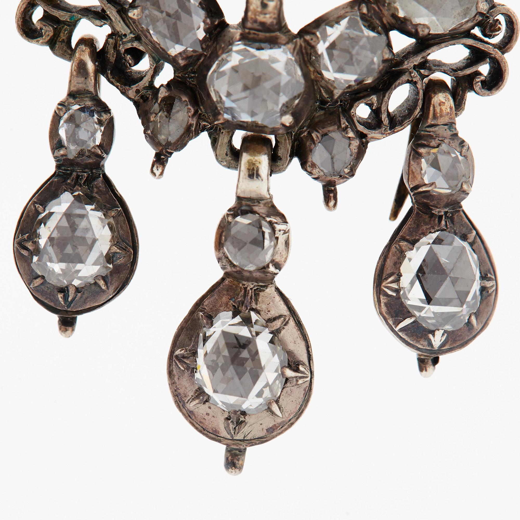 Ett par örhängen med rosen- och taffelslipade diamanter, 1700-tal.