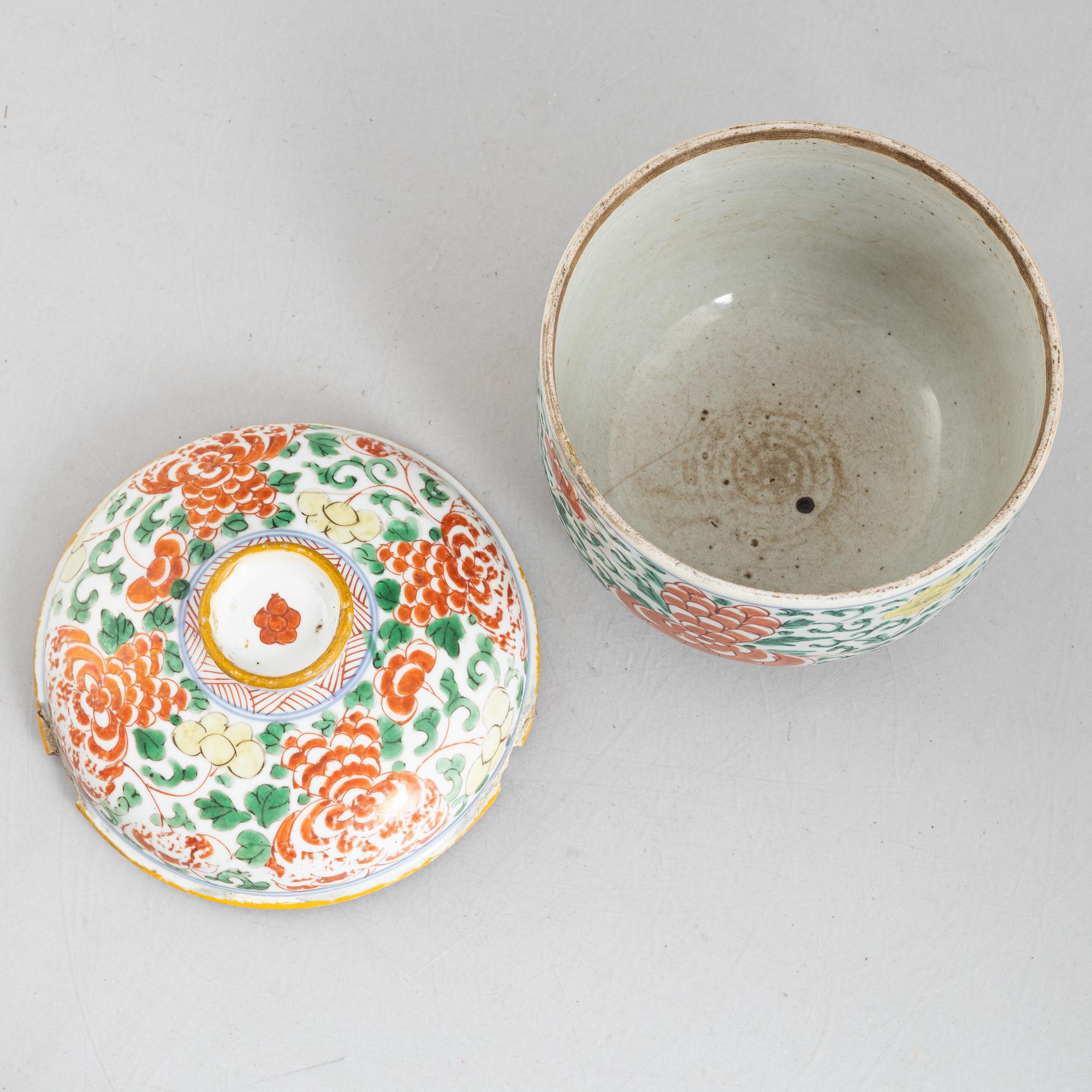 A Chinese wucai porcelain jar with cover, 17th century.