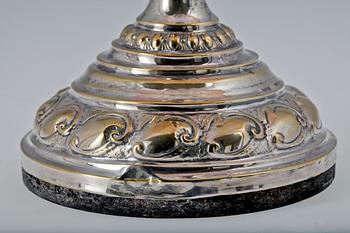 SKÅL PÅ FOT, glas och nysilver, 1900-talets början.